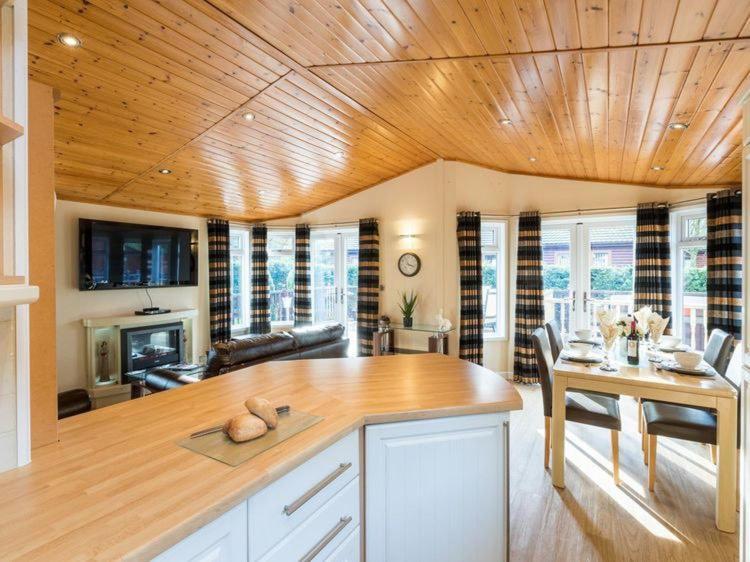 Windermere Retreat - White Cross Bay Holiday Park Bagian luar foto