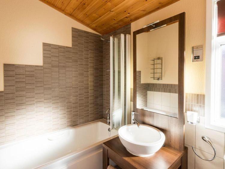 Windermere Retreat - White Cross Bay Holiday Park Bagian luar foto